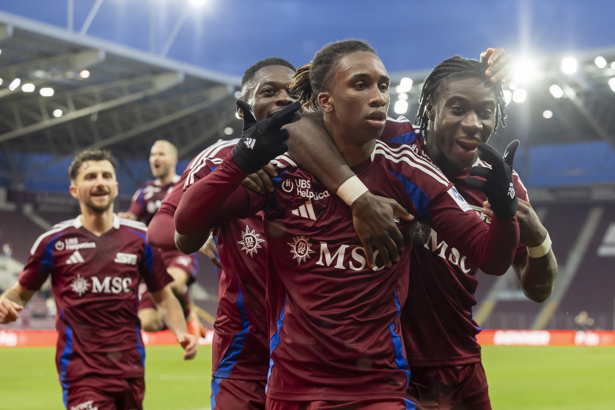 Keyan Varela (SFC), 2nd right, celebrates his goal with his teammates after scoring the 2:1, during the Super League Championship Group soccer match of Swiss Championship between Servette FC, SFC, and ...