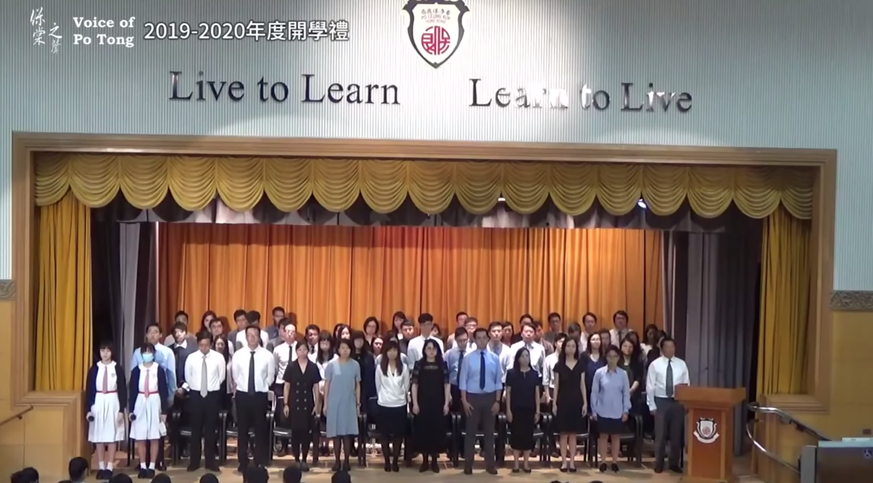 Die Schüler singen den wichtigen Personen der Schule nicht die Hymne vor – wie eigentlich vorgesehen war – sondern einen Song über den Aufruf zur Revolution.