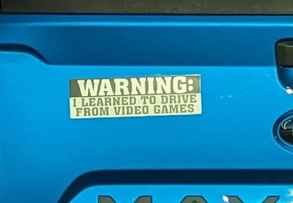 Okay bei diesen Autoaufklebern mussten wir lachen. 
https://pleated-jeans.com/2024/09/18/hilarious-bumper-stickers/
