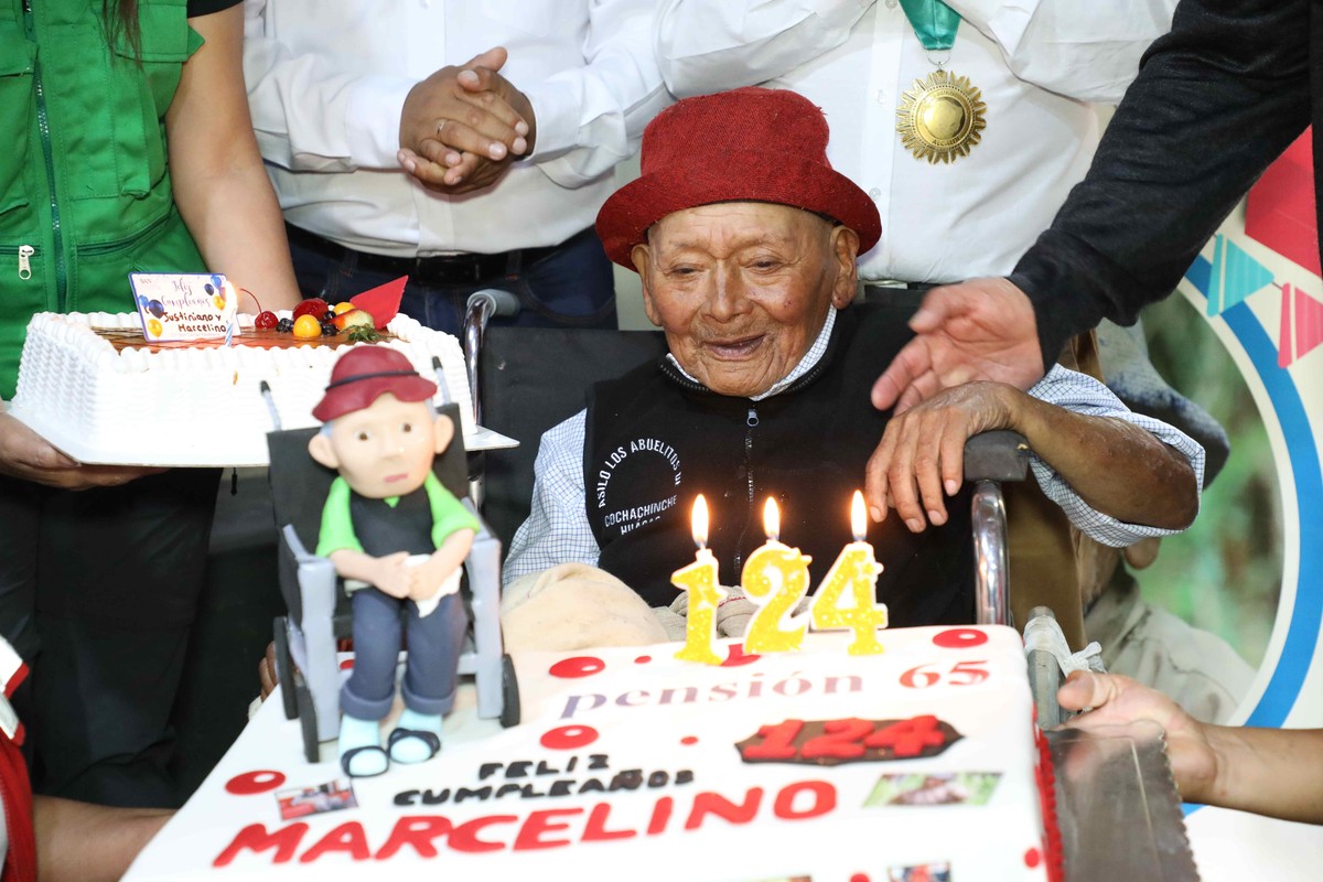 epa11266583 A handout photo made available by the Ministry of Development and Social Inclusion of Peru shows Marcelino Abad celebrating his 124th birthday in Lima, Peru, 08 April 2024. The Ministry of ...