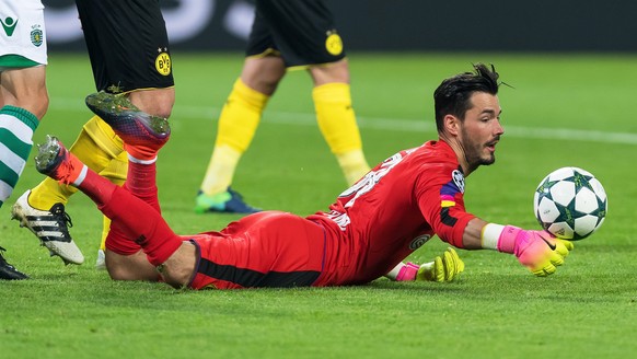 epa05614718 Dortmund's goalkeeper Roman Buerki in action during the UEFA Champions League group F soccer match between Borussia Dortmund and Sporting Lisbon in Dortmund, Germany, 02 November 2016 ...