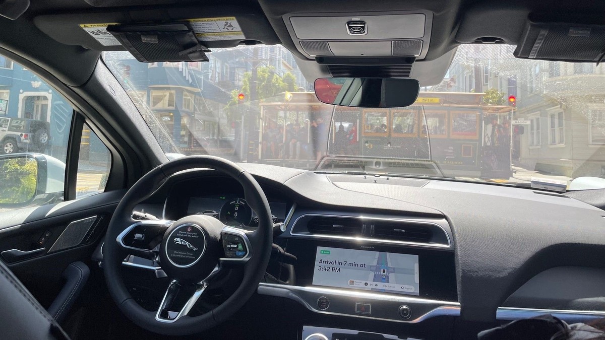 Achtung, Cable Car! Das Waymo-Taxi erkennt andere Verkehrsteilnehmende – meistens jedenfalls.