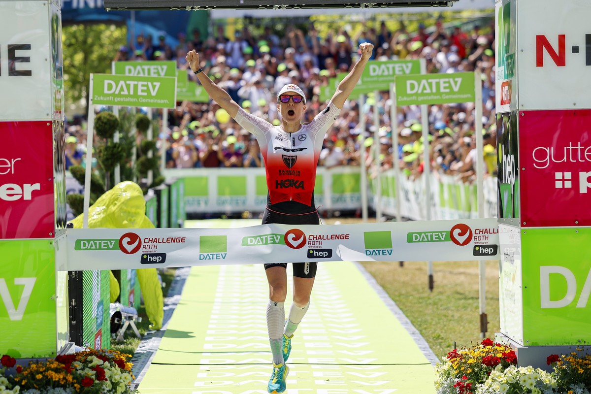 25.06.2023, Bayern, Roth: Triathlon: Challenge Roth, 3,86 Kilometer Schwimmen, 180,2 Kilometer Radfahren, 42,2 Kilometer Laufen. Die Gewinnerin der Damen bei der diesj