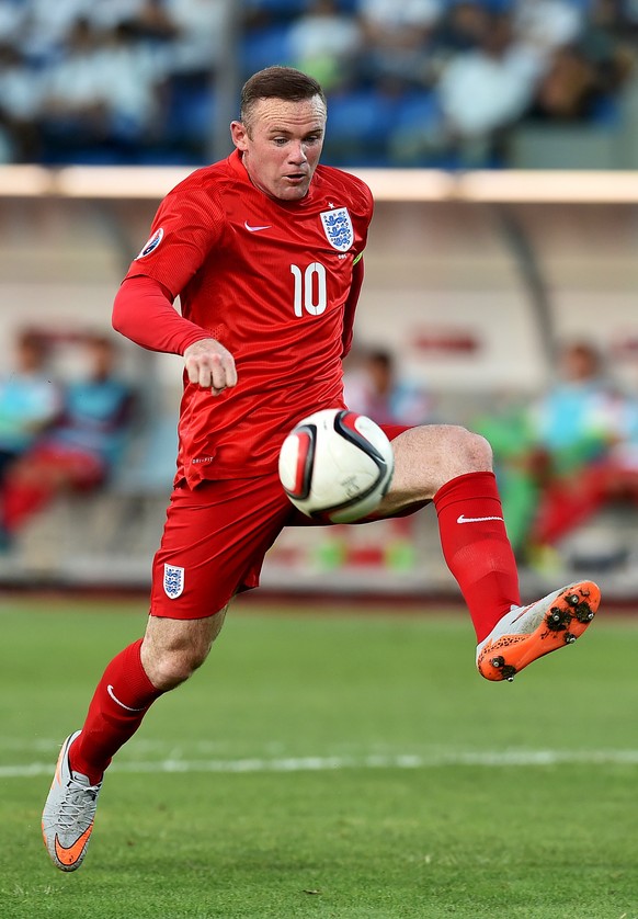 England&#039;s Wayne Rooney controls a ball during their Euro 2016 qualifying soccer match against San Marino at the Olympic stadium in Serravalle, San Marino, September 5, 2015. REUTERS/Alberto Lingr ...
