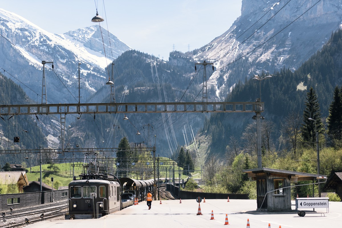 ZUR EISENBAHNGESELLSCHAFT BLS STELLEN WIR IHNEN HEUTE, MITTWOCH, 26. JULI 2017, FOLGENDES BILDMATERIAL ZUR VERFUEGUNG --- The car shuttle train Loetschberg pictured at Kandersteg train station, Canton ...