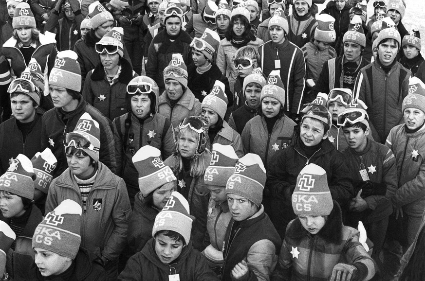 Il a été distribué par tirage au sort à environs 800'000 Suissesses et Suisses: le bonnet SKA-CS. Il a fait partie de chaque camp de ski jusque dans les années 90. Des exemplaires en bon état valent a ...