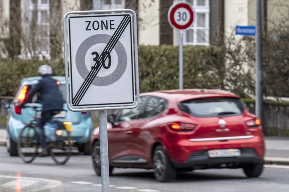 Eine Aufhebungs - und eine Tempolimitstafel stehen in der 30-er Zone im Kirchenfeldquartier, am Montag, 16. Januar 2023, in Bern. Der Verkehrs Club der Schweiz, VCS, spricht an ihrer Jahresmedienkonfe ...