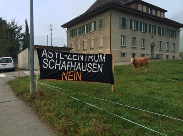 Schafhausen im Emmental, damals. Im Hintergrund das alte Schulhaus. Heute hat's kein Transparent mehr auf der Wiese. Dafür liegen Velos und Bälle vor dem Haus.