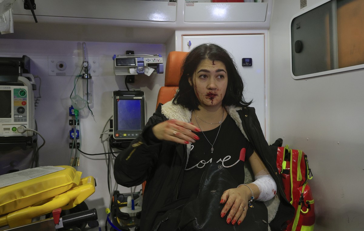 epa11709421 An injured woman reacts inside an ambulance at the site of a glide bomb attack on a residential building in Kharkiv, Ukraine, 08 November 2024, amid the Russian invasion. At least 25 peopl ...