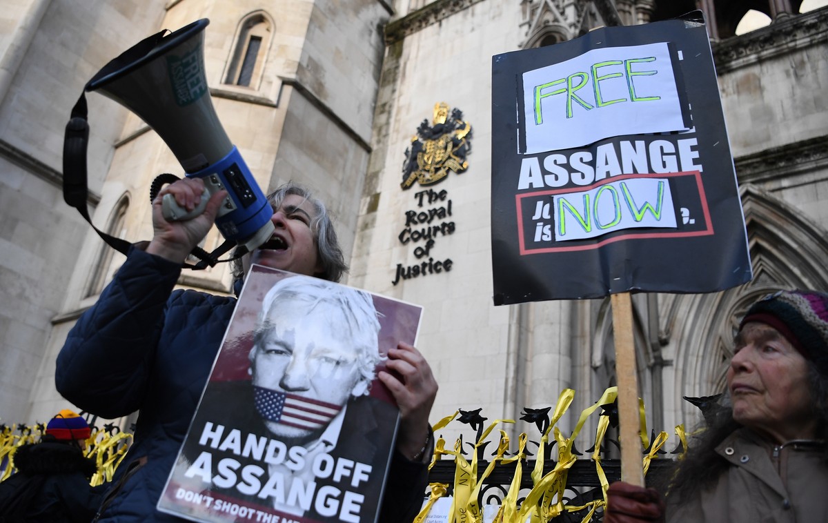 epaselect epa09633532 Julian Assange's supporters outside the High Court in London, Britain, 10 December 2021. Britain's High Court is set to rule on Julian Assange's U.S extradition he ...