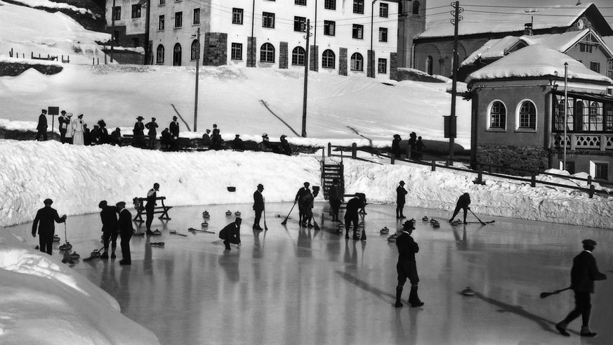 Maenner spielen an einem sonnigen Tag auf dem Eisfeld in St. Moritz Curling, aufgenommen im Januar 1911. (KEYSTONE/Photopress-Archiv/Str) === , === : FILM, Mittelformat]