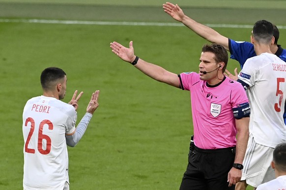 Referee Felix Brych gestures to Spain&#039;s Pedri, left, during the Euro 2020 soccer championship semifinal match between Italy and Spain at Wembley stadium in London, Tuesday, July 6, 2021. (Facundo ...