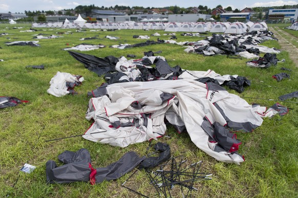 JAHRESRUECKBLICK 2013 - SCHWEIZ - Zerstoerte Zelte am Eidgenoessischen Turnfest 2013 in Biel am Samstag, 15. Juni 2013. Das Wenger Base Camp, in welchem ein Teil der Turner untergebracht sind, war am  ...