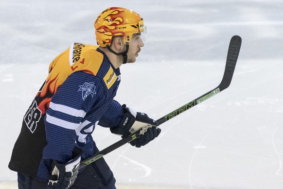 Roe Garrett von Zug beim Eishockey Meisterschaftsspiel in der Qualifikation der National League zwischen dem EV Zug und dem SC Bern vom Freitag, 22. Dezember 2017 in Zug. (PPR/Urs Flueeler)