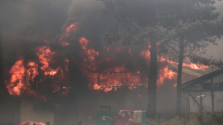 epa11124906 A fire burns a building in an industrial area during the wildfires hitting Vina del Mar, Valparaiso region, Chile, February 3, 2024.  The fires in the central Valparaíso region have…