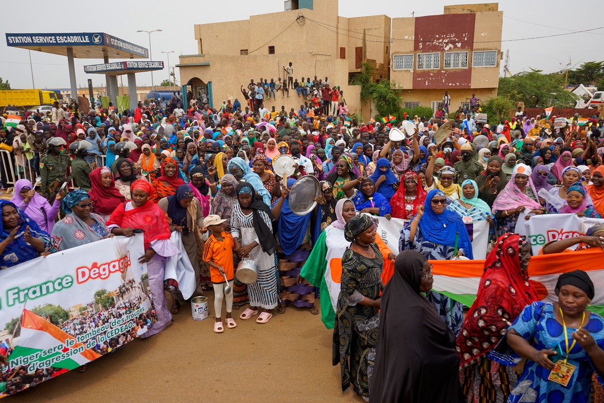 epa10828886 Women gather during a rally against the French military at the roundabout near the French base in Niamey, Niger, 30 August 2023. French President Macron has defended the French military  ...