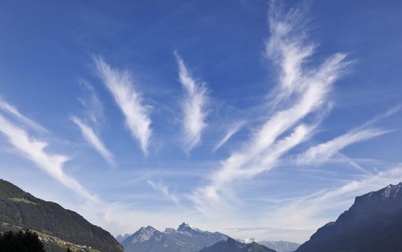 Foehnwolken ueberziehen den Himmel ueber dem Buendner Rheintal und treiben die Temperaturen am Freitag, 15. Juni 2012, bis auf sommerliche Werte von 29 Grad in Chur. (KEYSTONE/Arno Balzarini)