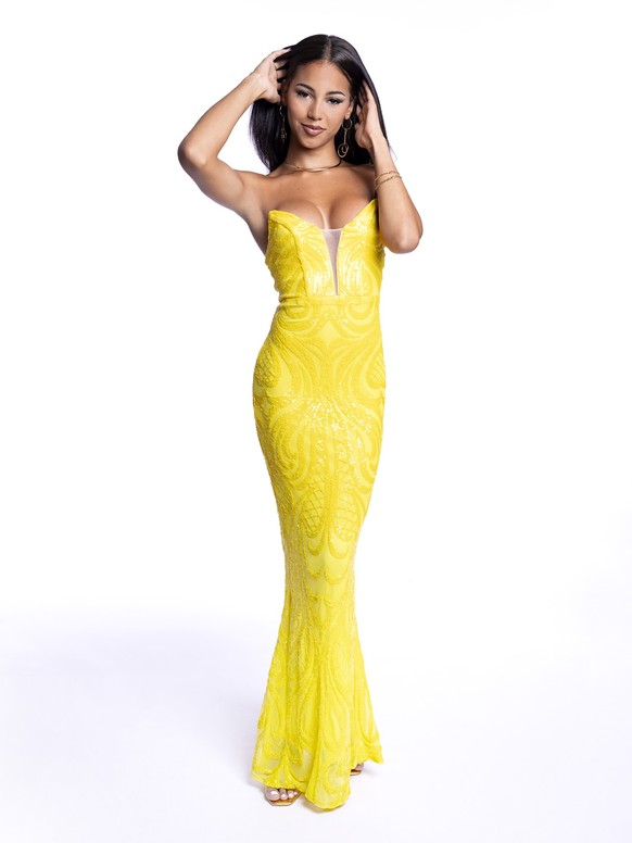 Die Bachelor-Kandidatinnen 2025: Julia im Abendkleid.