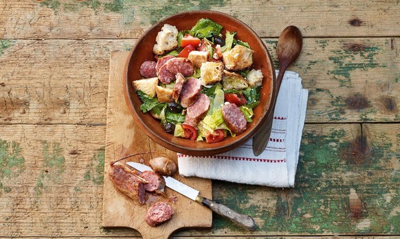 Luganighetta auf Brotsalat mit Schafskäse