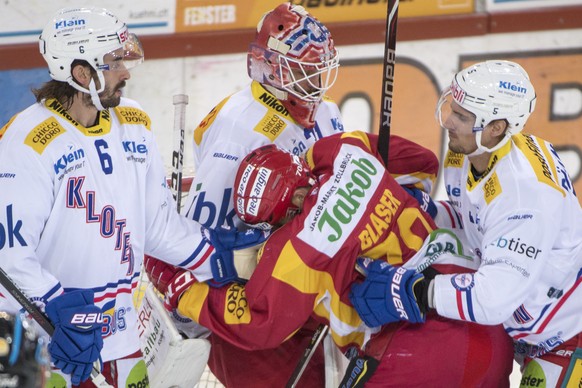 Tigers Yannick Blaser, Mitte, kaempft, gegen Klotens Tim Ramholt, Goalie Kevin Poulin, Mattias Baeckmann, von links, waehrend dem Meisterschaftsspiel der National League, zwischen den SCL Tigers und d ...