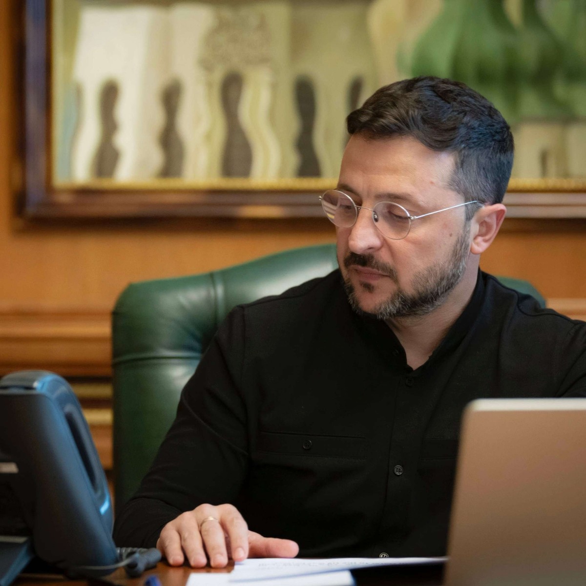 Le président ukrainien Volodymyr Zelenskyy écoute un appel téléphonique avec le président américain Donald Trump pour discuter des efforts de paix et du cessez-le-feu avec la Russie, le 19 mai 2025 à  ...