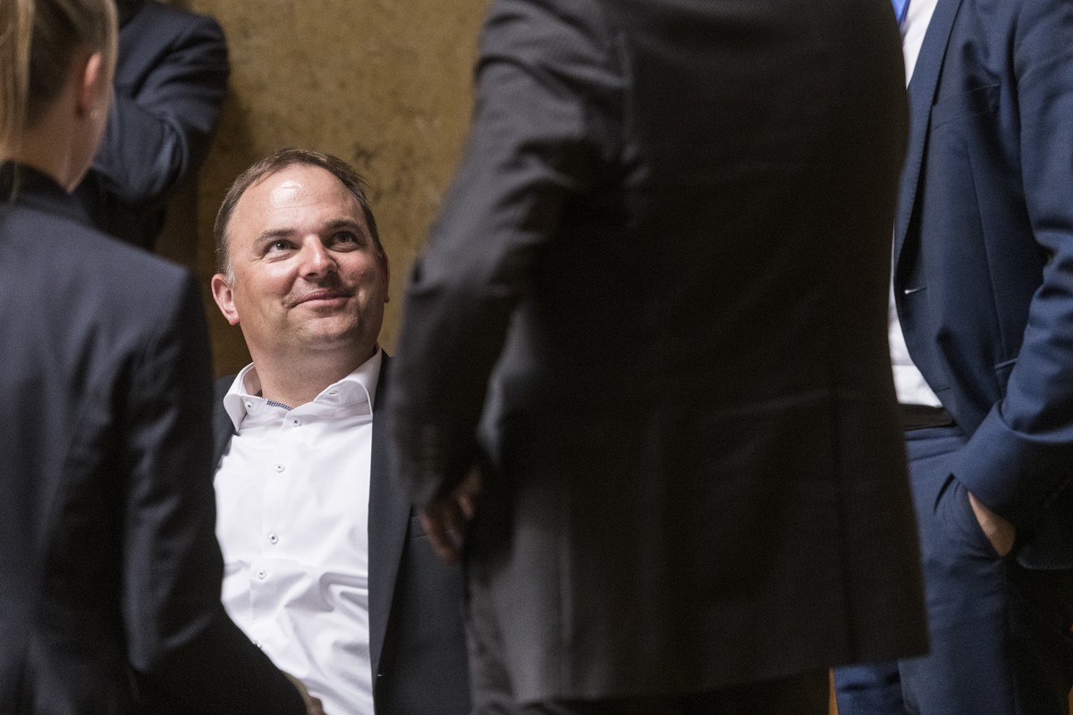 Marcel Dettling, SVP-SZ, diskutiert mit Fraktionskollegen am ersten Tag der Fruehlingssession der Eidgenoessischen Raete, am Montag, 2. Maerz 2020 im Nationalrat in Bern. (KEYSTONE/Alessandro della Va ...
