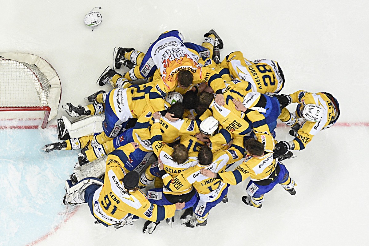 Die Davoser feiern ihren Meistertitel nach dem 3:0 gegen die ZSC Lions
