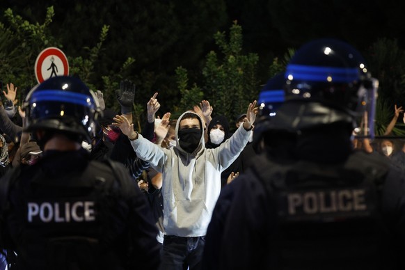 epaselect epa12366369 People confront police forces while blocking a roundabout following a call for action by &#039;Bloquons tout&#039; (Block everything) collective in Montpellier, France, 10 Septem ...