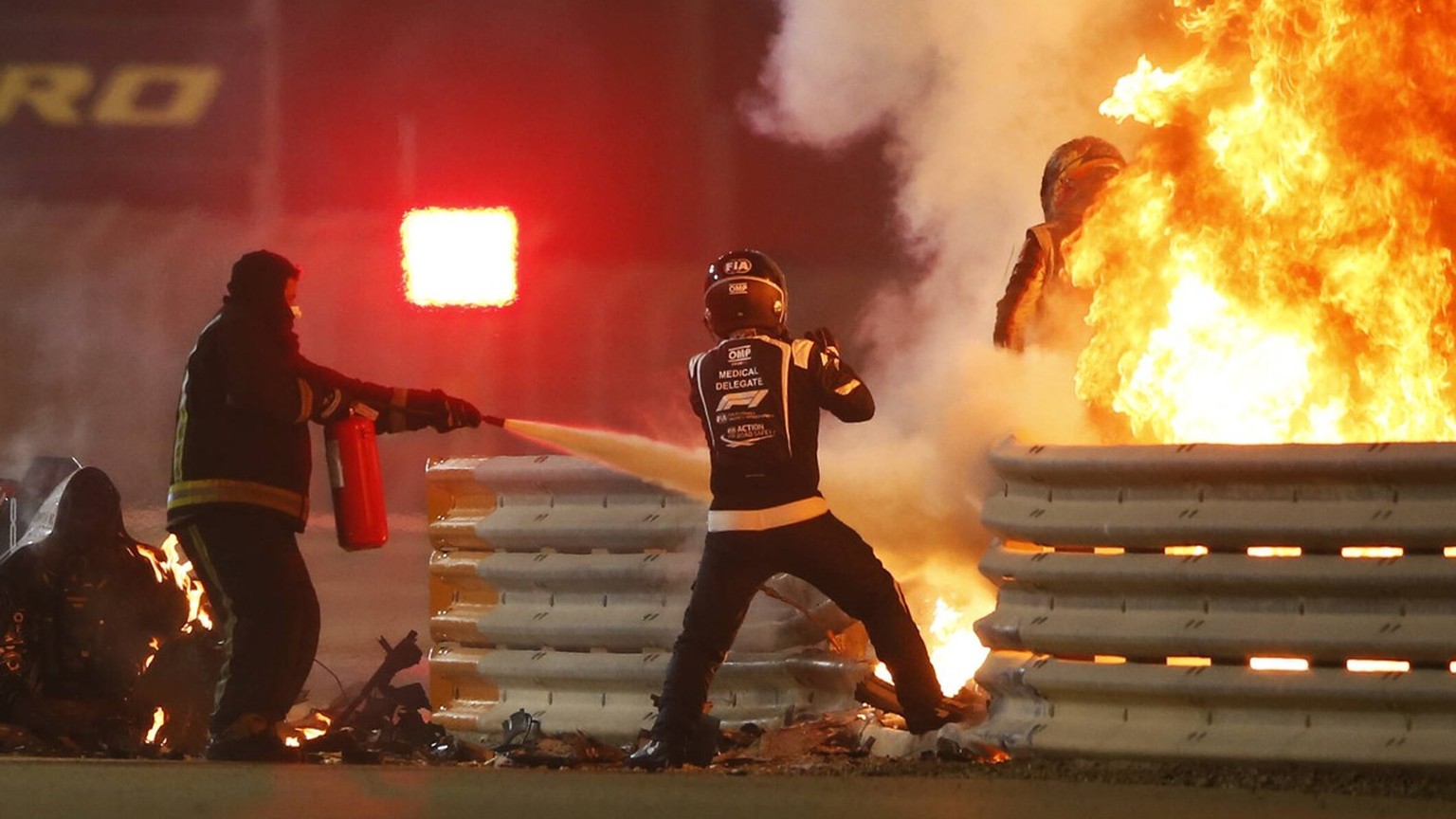 Bilder des Jahres 2020, Sport 11 November Sport Themen der Woche KW48 2020 Bahrain GP BAHRAIN INTERNATIONAL CIRCUIT, BAHRAIN - NOVEMBER 29: Romain Grosjean, Haas F1, emerges from flames after a horrif ...
