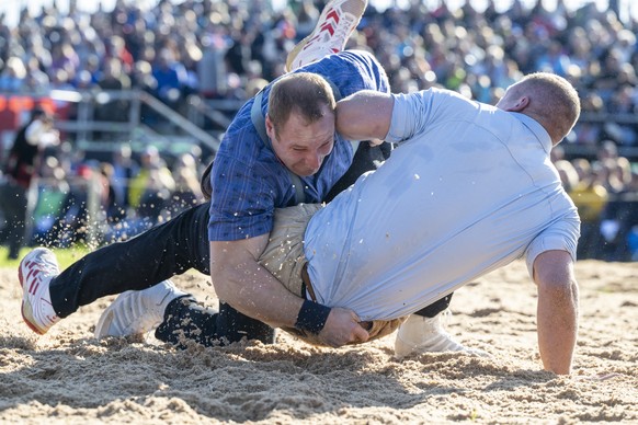 Joel Wicki, oben und Primun Reichmuth, unten, im 1. Gang beim 101. Schwyzer Kantonalen Schwingfest vom Sonntag,11. Mai 2025 in Einsiedeln im Kanton Schwyz. (KEYSTONE/Urs Flueeler).