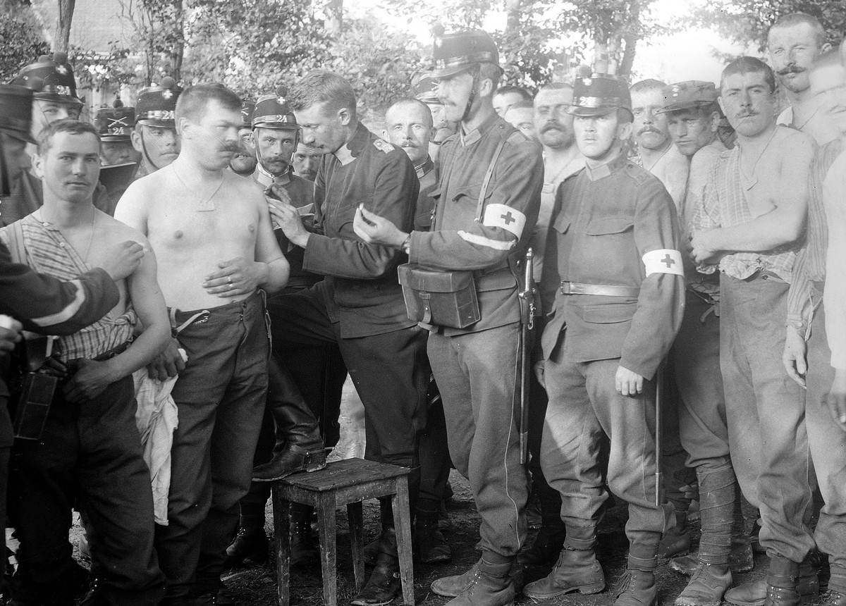 Ebenfalls positiven Einfluss auf die Gesundheit der Truppe hatten Impfungen gegen Typhus und Tetanus, die Soldaten im grossen Stil verabreicht wurden.