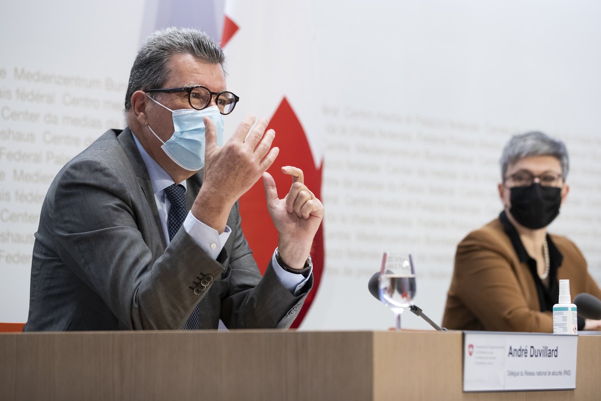 Andre Duvillard, Delegierter Sicherheitsverbund Schweiz (SVS), spricht neben Nicoletta della Valle, Direktorin Bundesamt f�r Polizei (fedpol), waehrend einer Medienkonferenz zum Bundesgesetz ueber pol ...