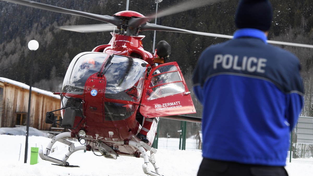 ARCHIV - ZUM VERMISSTEN DEUTSCHEN UNTERNHEMER KARL-ERIVAN HAUB STELLEN WIR IHNEN DIESES ARCHIVBILD ZUR VERFUEGUNG - A police officer looking at an Air Zermatt helicopte landing after research on the a ...