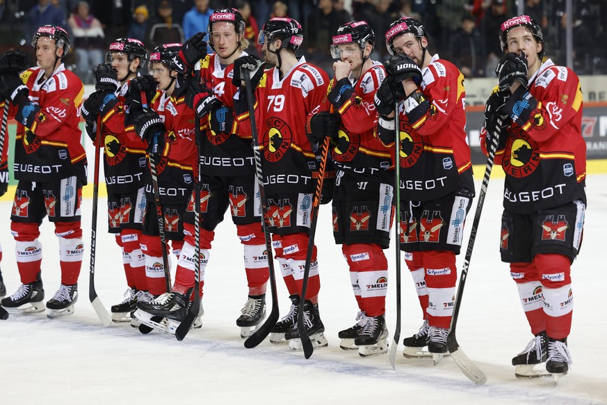 Enttaeuschte Berner Spieler nach dem Eishockey Meisterschaftsspiel der National League zwischen dem SC Bern und HC Fribourg Gotteron, am Samstag, 19. November 2022 in der PostFinance Arena in Bern. (K ...