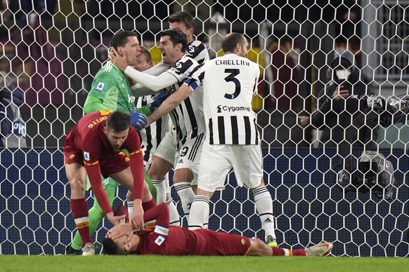 Juventus&#039; goalkeeper Wojciech Szczesny, left, celebrates with his teammates after saving a penalty shot by Roma&#039;s Lorenzo Pellegrini, bottom, during the Italian Serie A soccer match between  ...