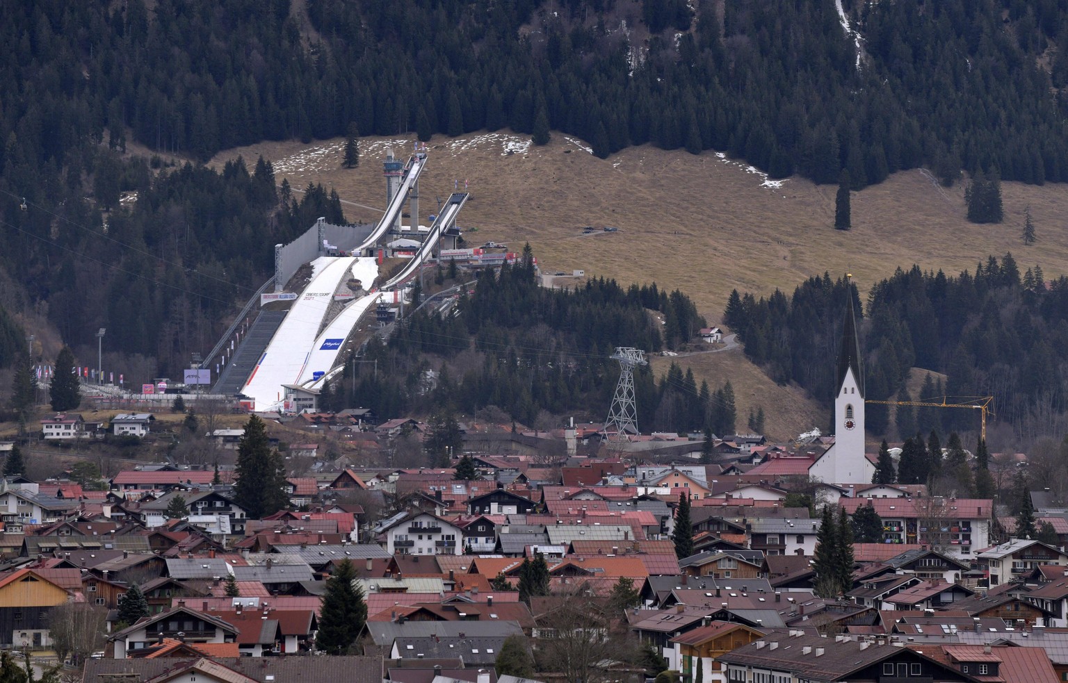 03.03.2021, Nordische SKI WM Oberstdorf 2021, Oberstdorf im Allgäu, Blick auf das Dorf und die Schattenbergschanze am gegenüberliegenden Hang, insgesamt liegt nur wenig Schnee. Nur die Skisprungschanz ...