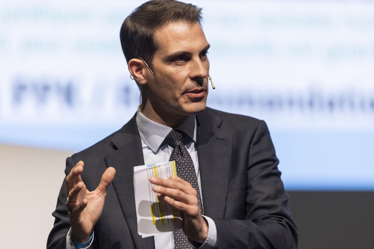 Le president du PLR Thierry Burkart parle lors de l'assemblee des delegues du PLR Les Liberaux-Radicaux suisse, ce samedi, 12 fevrier 2022, au 2m2c Montreux Music et Convention Centre a Montreux. ...