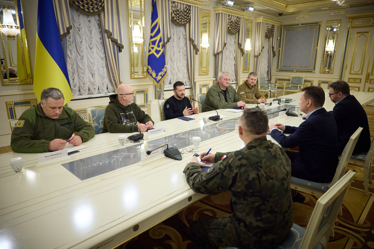 epa10446135 A handout photo made available by the Ukrainian Presidential Press Service shows Ukraine's President Volodymyr Zelensky (3-L), flanked by Ukraine's Defense Minister Oleksii Rezni ...