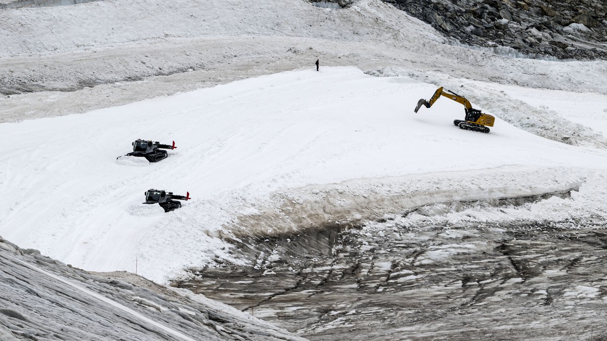 Des dameuses et une pelleteuse preparent la piste de ski "Gran Becca" pour la premiere edition de la Coupe du monde de ski alpin a Zermatt/Cervinia entre "Testa Grigia" et "La ...
