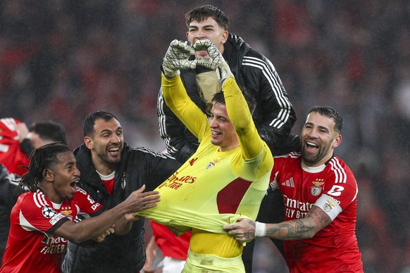 epaselect epa12689431 Benfica's goalkeeper Anatoliy Trubin (C-R) celebrates with his teammates after scoring the 4-2 goal during the UEFA Champions League soccer match between SL Benfica and Real ...