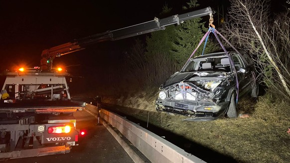 Auto überschlägt sich in der Blegikurve in Cham ZG