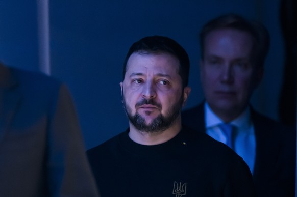 epa11082747 Ukrainian President Volodymyr Zelensky (C) walks alongside Klaus Schwab (L), founder and executive chairman of the World Economic Forum, during the 54th annual meeting of the World Economic Forum.