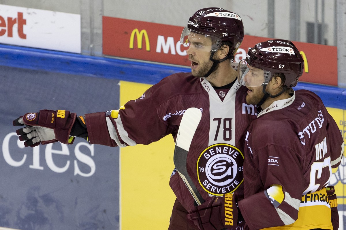 Geneve-Servette's forward Marc-Antoine Pouliot, left, celebrates his goal with his teammate Geneve-Servette's forward Linus Omark, right after scoring the 3:0, during a National League regul ...