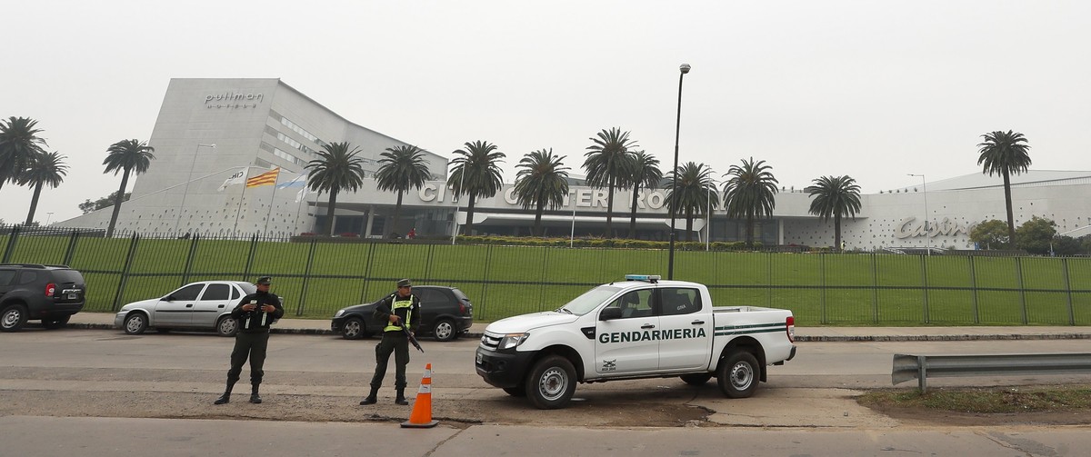 epa06056397 Members of the Argentine Gendarmerie guard the surroundings of the City Center Rosario complex where Argentinian soccer player Lionel Messi will marry Antonella Roccuzzo, in Rosario, Argen ...
