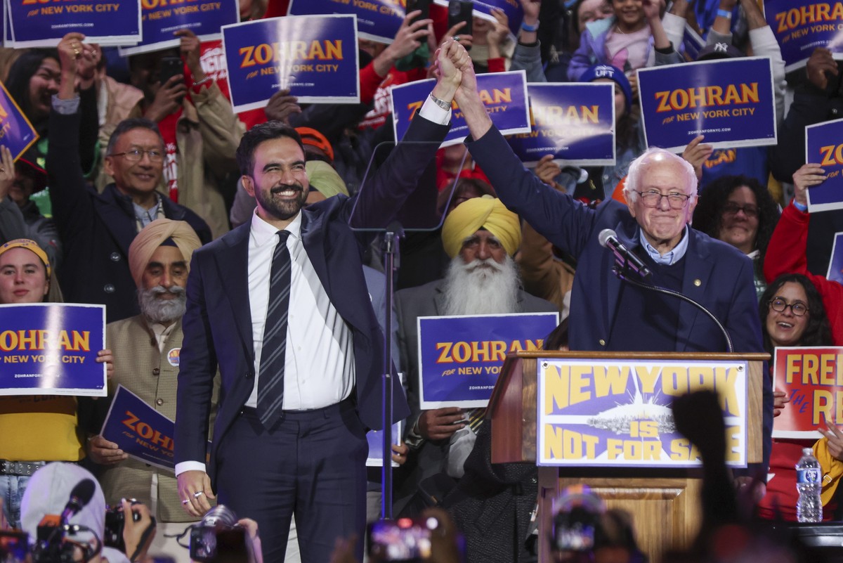 epa12485048 Democratic nominee for the mayor of New York City Zohran Mamdani (L) and Senator Bernie Sanders (R) take the stage during the 'New York Is Not For Sale' rally at Forest Hills Sta ...