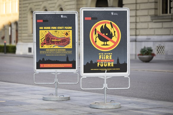 Plakate auf dem Bundesplatz weisen auf das Feuerwerksverbot in der Berner Innenstadt hin, am Mittwoch, 26. Juli 2023 in Bern. (KEYSTONE/Peter Klaunzer)