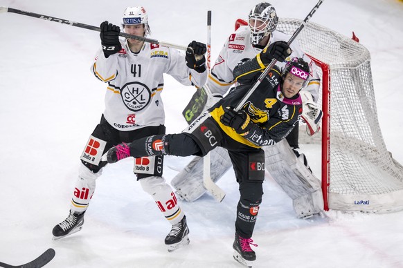 Luganos Leandro Hausheer, links, gegen Ajoies Jonathan Hazen rechts, im Eishockey-Qualifikationsspiel der National League zwischen dem HC Ajoie und dem HC Lugano in der Raiffeisen Arena in Porrentruy, ...