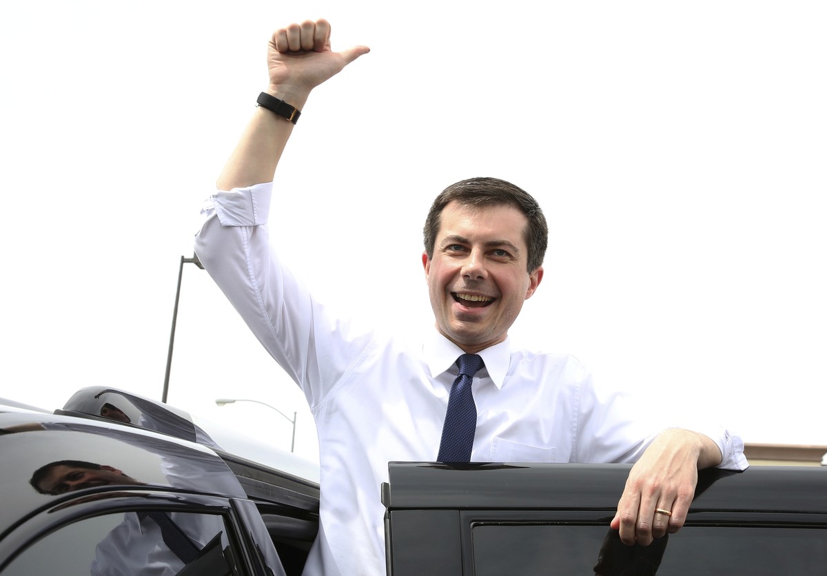 CORRECTS TO SOUTH BEND NOT SOUND BEND South Bend, Ind. Mayor Pete Buttigieg flashes a thumbs-up as he prepares to depart after speaking at a meet and greet event at MadHouse Coffee on Monday, April 8, ...