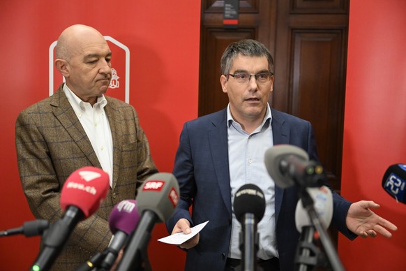 Roger Nordmann (VD), Nationalrat und Praesident der SP-Bundeshausfraktion, rechts, spricht an einem Point de presse neben Staenderat Daniel Jositsch, links, zum Beschluss der SP-Bundeshausfraktion ueb ...