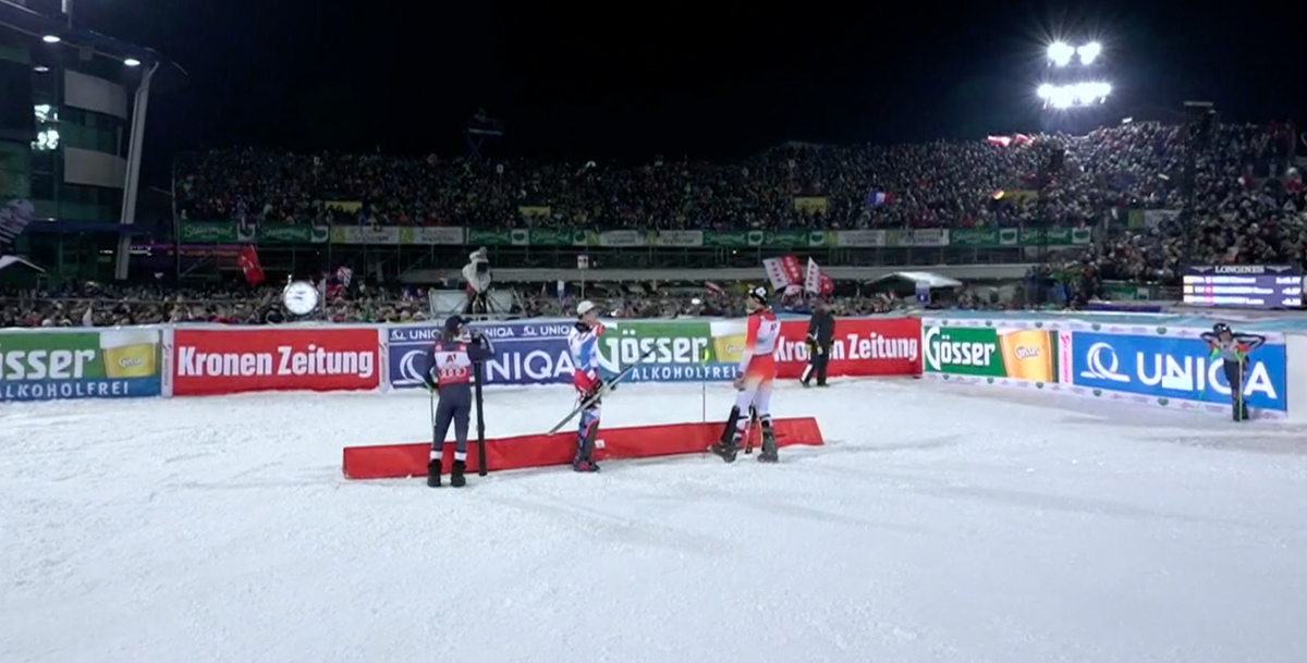 Le trio gagnant et Henrik Kristoffersen, dépité, à l'écart.